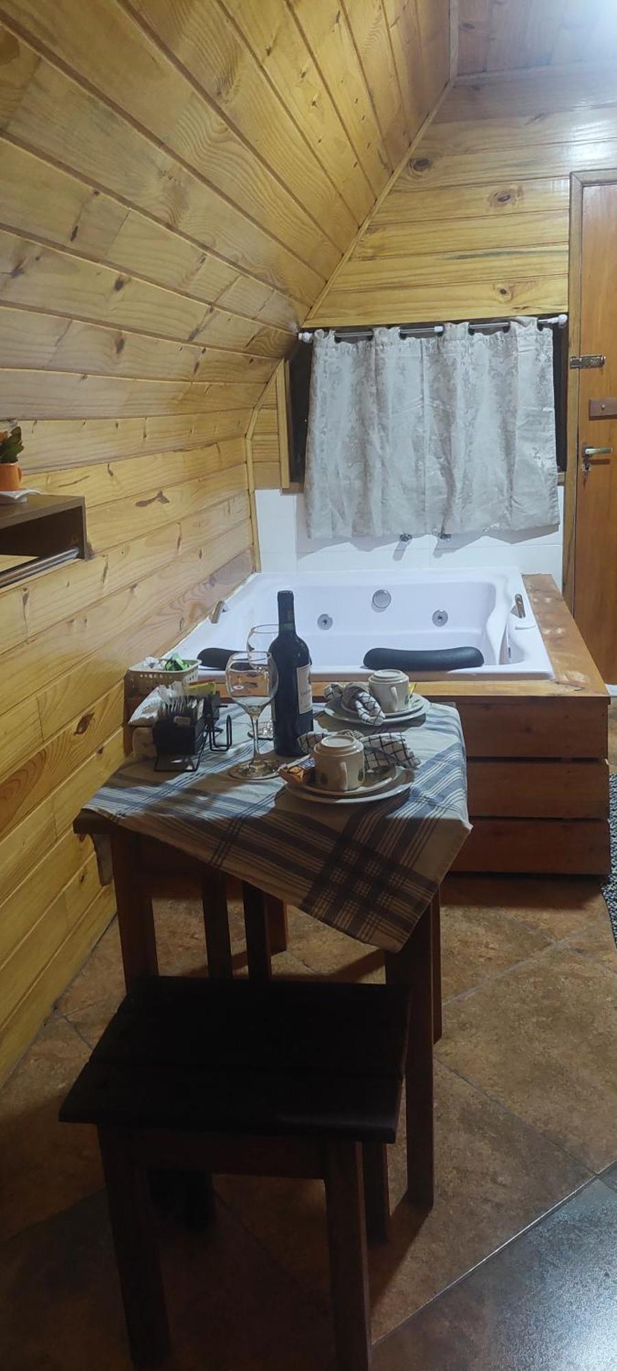 Chale Com Hidromassagem Da Vick Hotel Campos do Jordão Eksteriør billede
